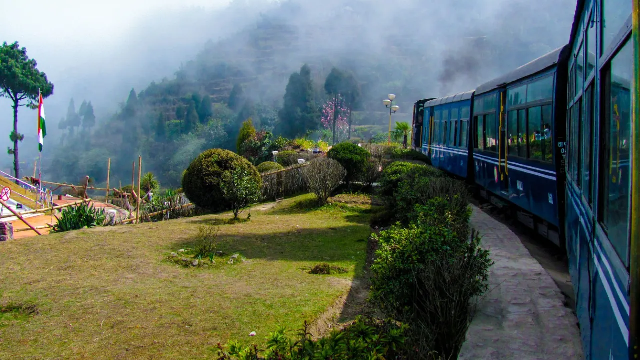 Britterne byggede togbaner gennem Sikkims frodige bjerge. Foto Viktors Farmor