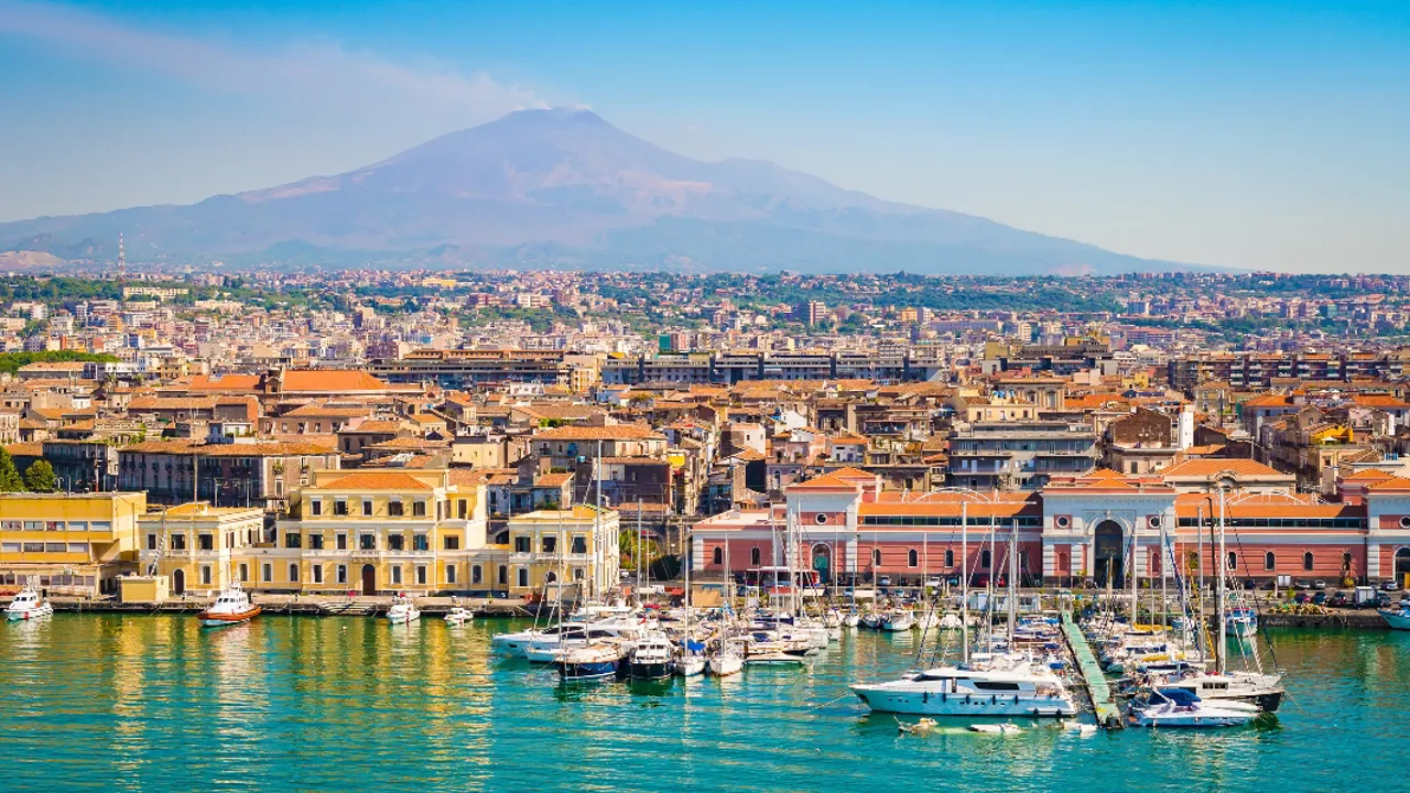 Catania, den næststørste by på Sicilien, ligger ved foden af vulkanen Etna. Foto Viktors Farmor