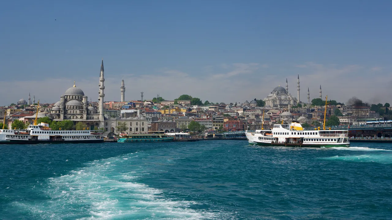 Den nye moske og Suleymaniye moskeen i Istanbul set fra Bosporus. Foto af Anders Stoustrup