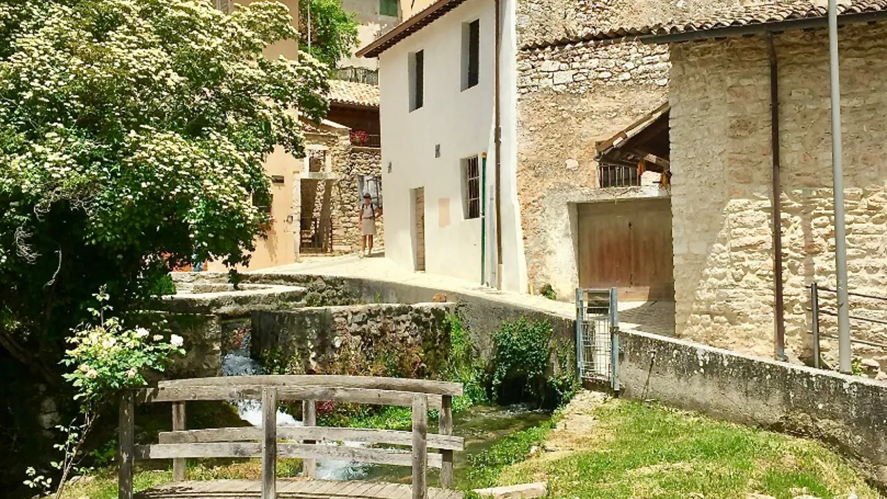 Vi besøger Rasiglia, en by med meget vand i gaderne. Foto Lene Brøndum