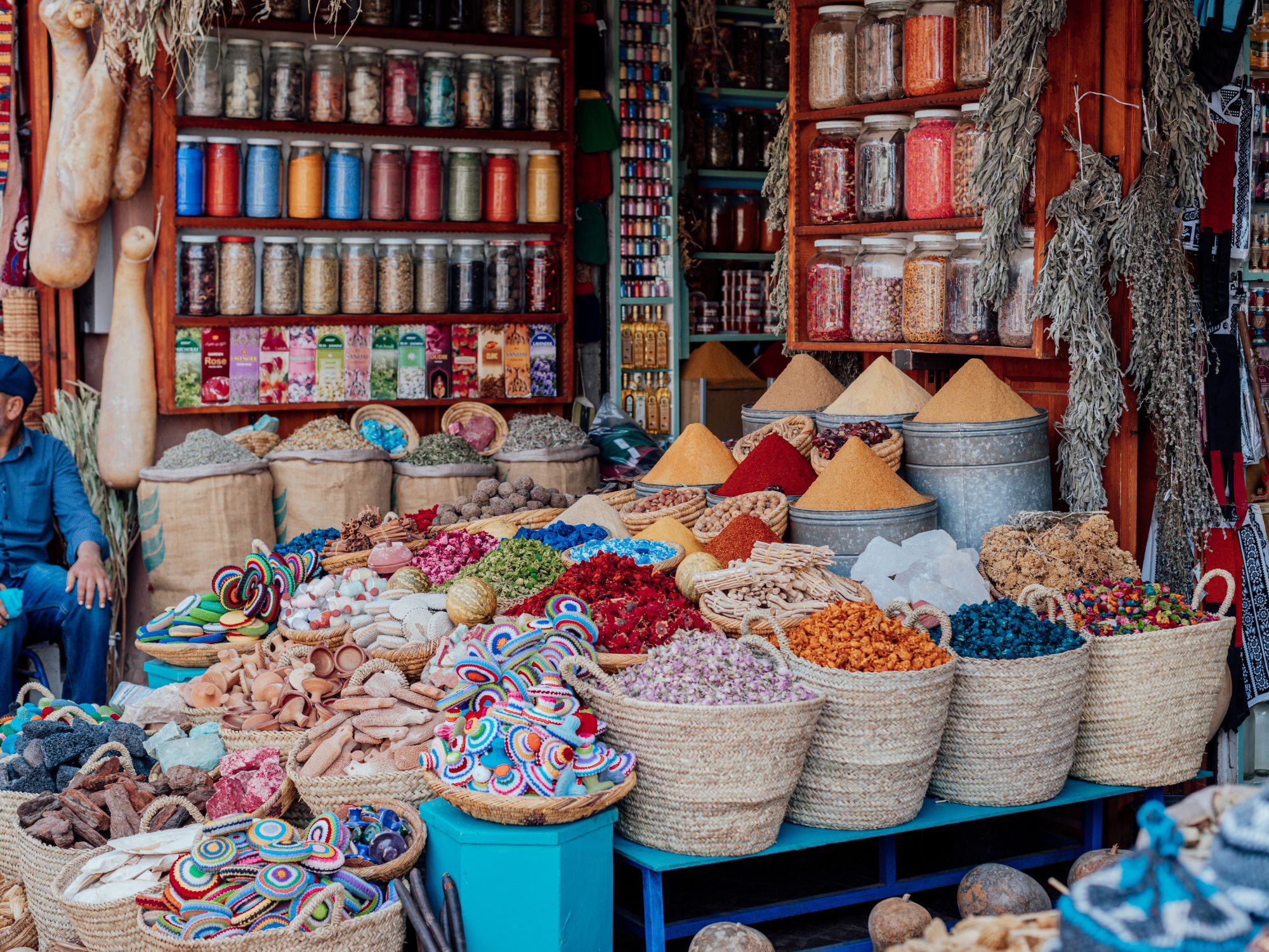 Farverige stande oplever vi i medinaerne gennem hele rejsen. Foto Viktors Farmor