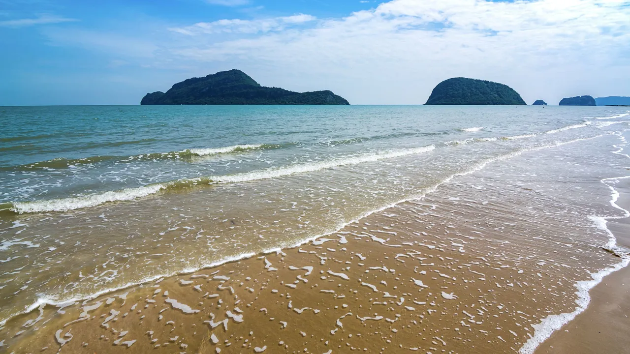 Der er også mulighed for en dukkert ved stranden ved Pranburi. Foto af Viktors Farmor