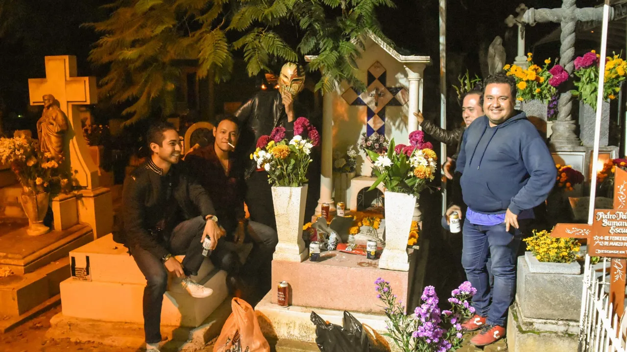 Familie fejrer De Dødes Dag i Oaxaca. Foto Josefine Aude Raas