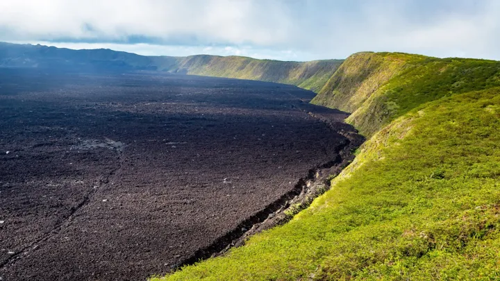Vi vandrer på vulkanen Sierra Negra, der har det næststørste krater i verden. Foto Viktors Farmor