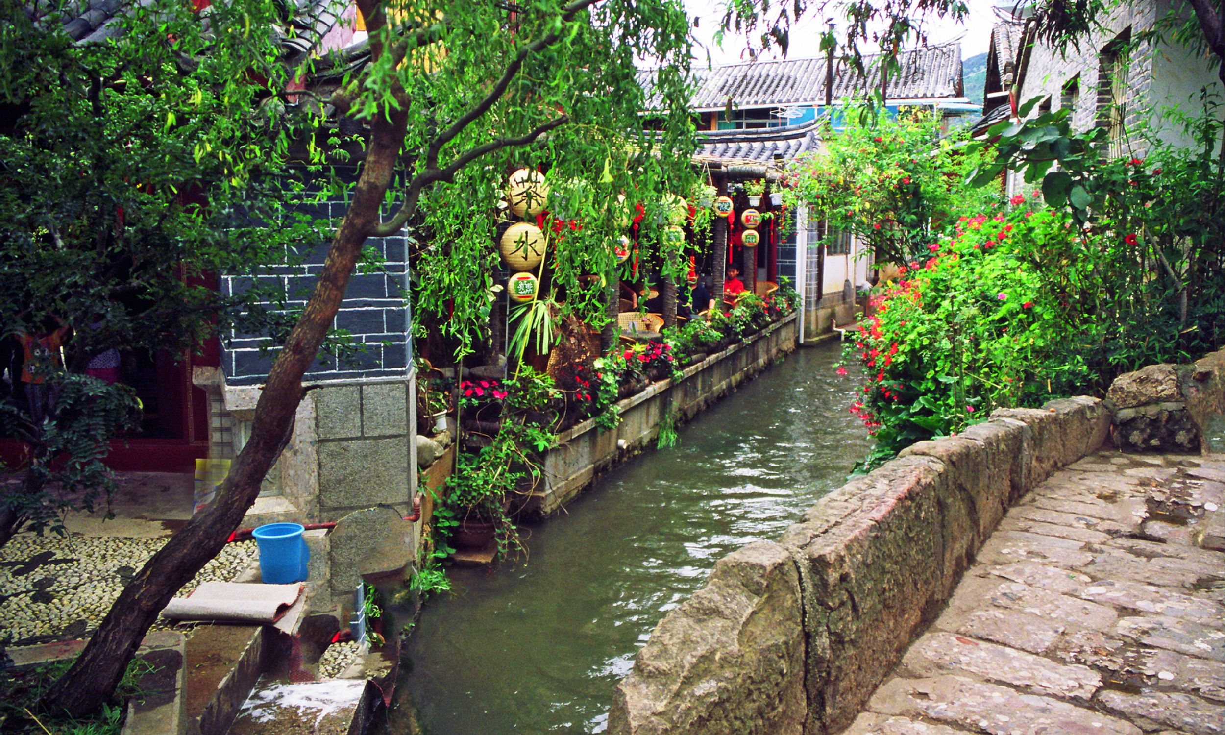 Charmerende kanal og farverige huse i Lijiangs gamle bydel. Foto Viktors Farmor