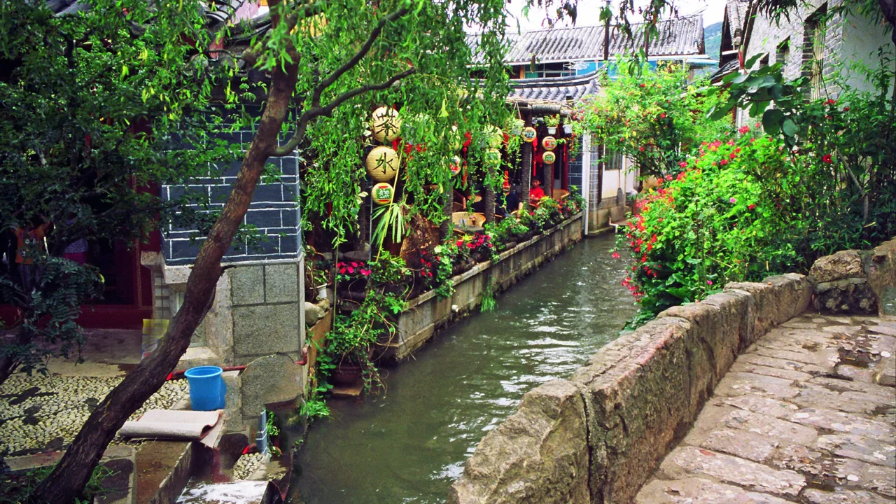 Charmerende kanal og farverige huse i Lijiangs gamle bydel. Foto Viktors Farmor