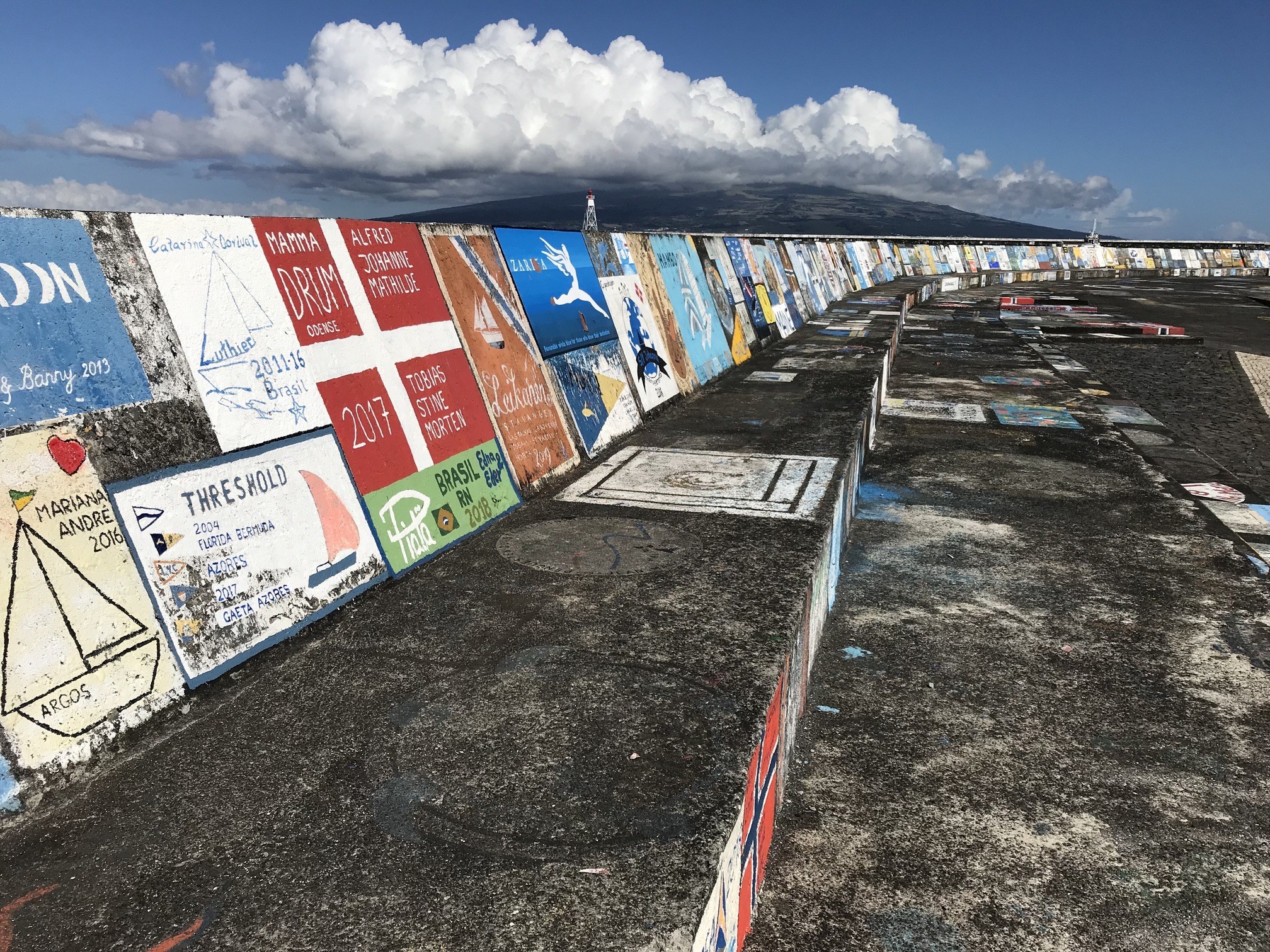 Havnen i Horta er dækket af hilsner fra de mange sejlere der krydser Atlanten. Foto Henriette Jensen
