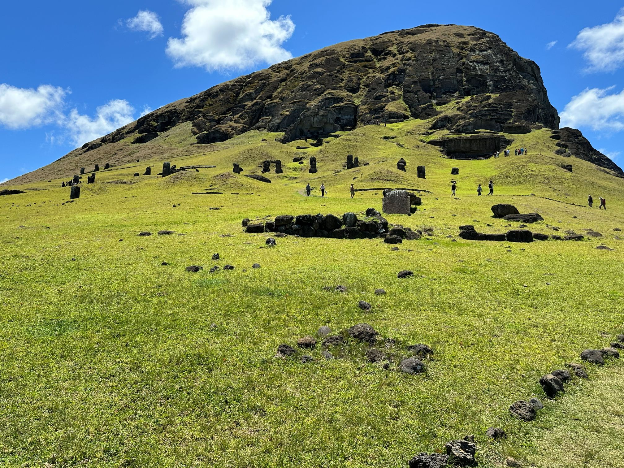 Vi ser Moai-statuer på skråningerne ved Rano Raraku. Foto Ib Larsen