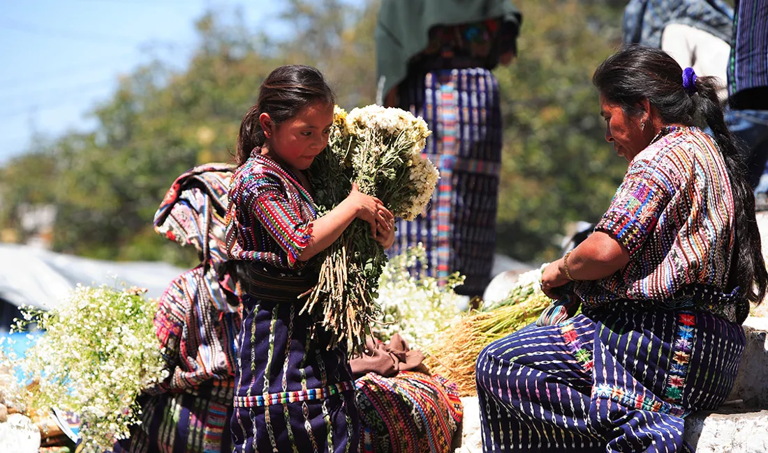 Blomstersælgere foran kirken i Chichicastenango. Foto Anders Stoustrup