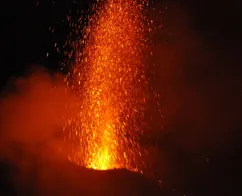 Stromboli spyr rødglødende lavasten op cirka 4 gange i timen.