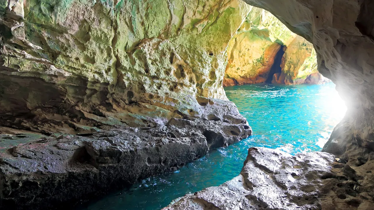 Rosh Hanikra. Nede i grotterne kan man opleve de mange grønne og blå nuancer af vand, der blandes af lyset. Foto Viktors Farmor