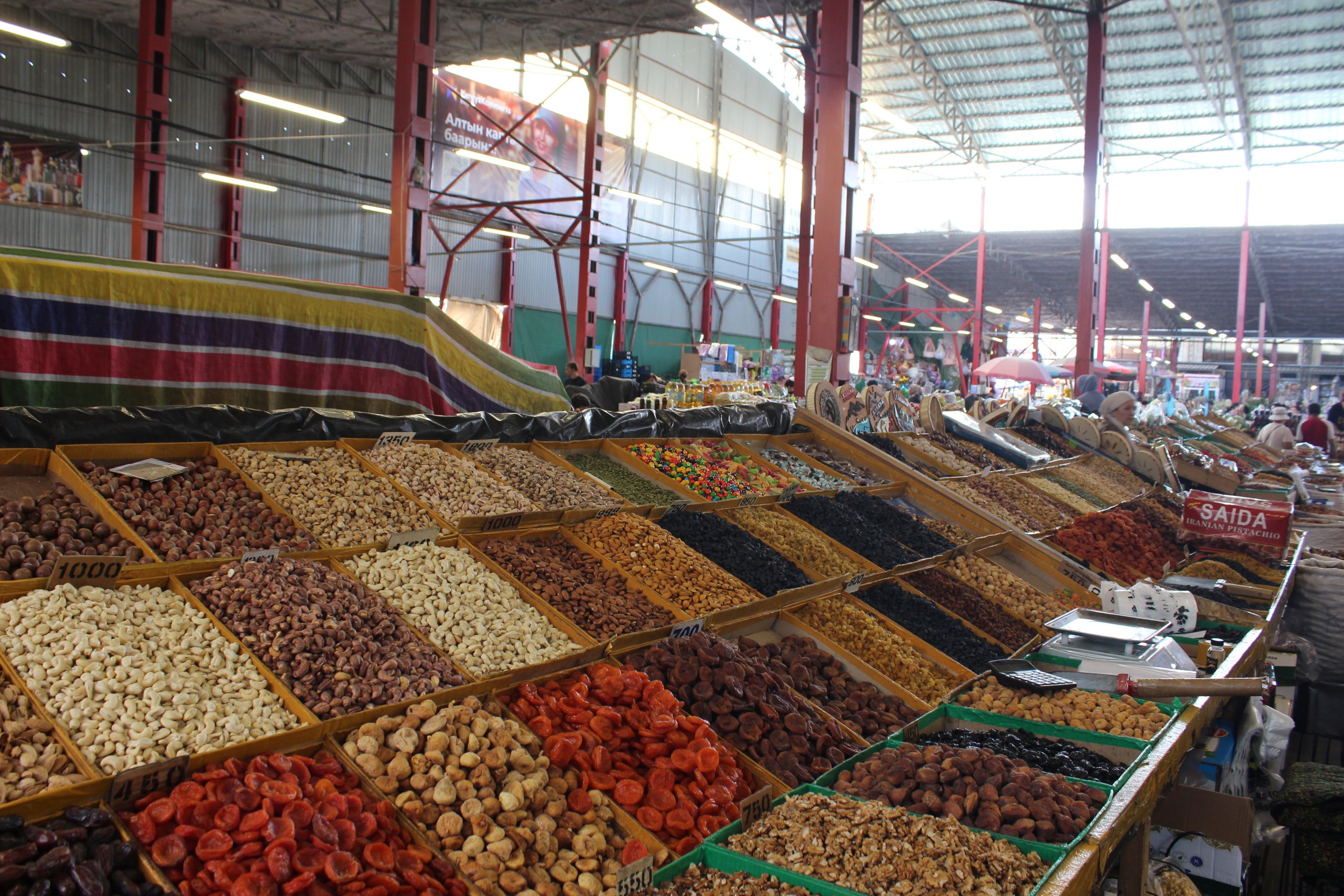 Nødder og tørret frugt på markedet i Bishkek. Foto Marlene Kristensen