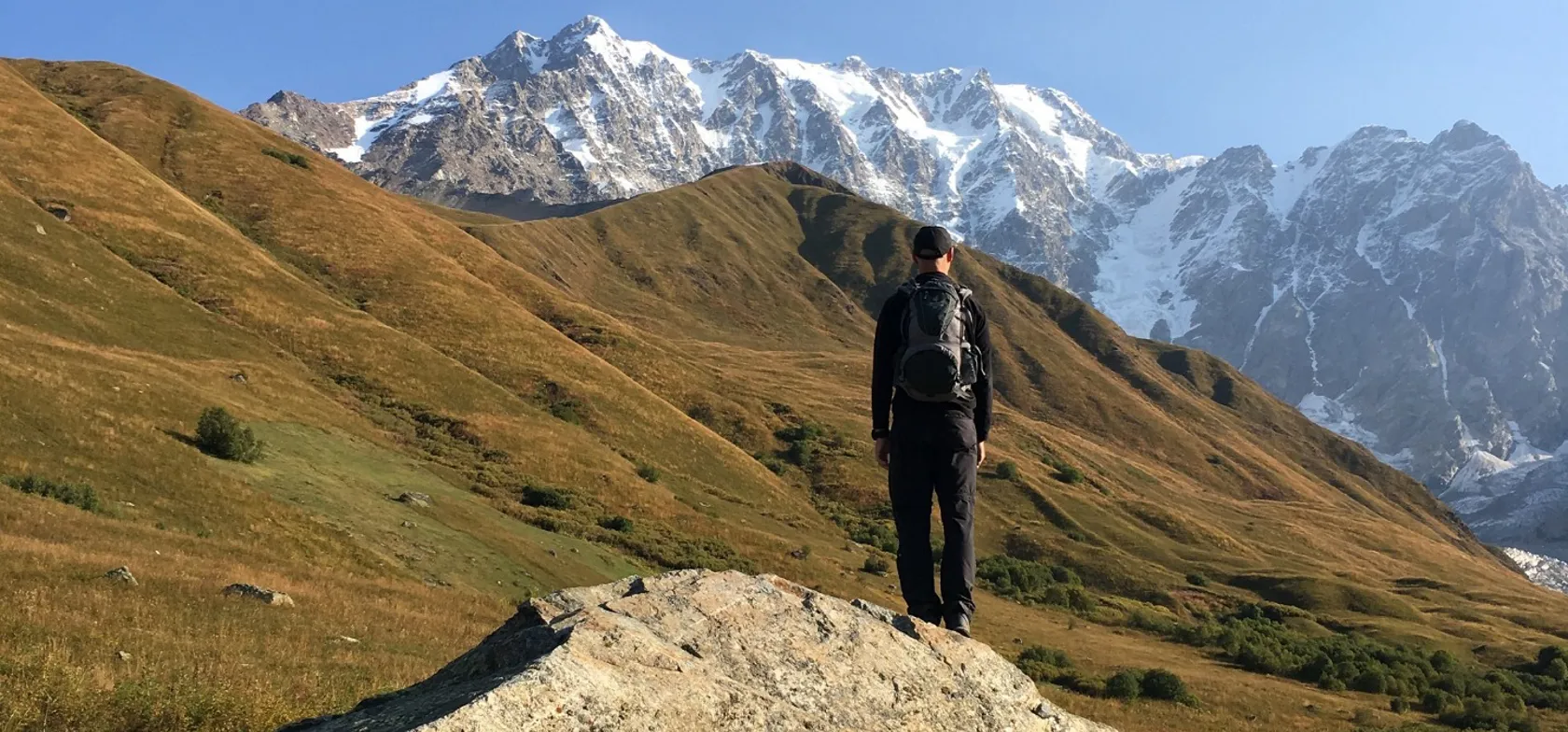 Med udsigt til Shkhara bjerget, som er Georgiens højeste bjerg. Foto Lone V. Andersen
