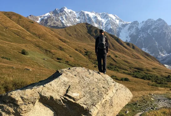 Med udsigt til Shkhara bjerget, som er Georgiens højeste bjerg. Foto Lone V. Andersen