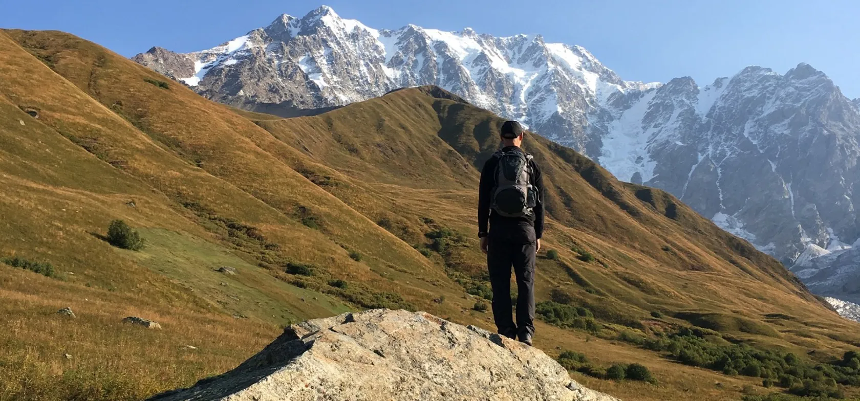 Med udsigt til Shkhara bjerget, som er Georgiens højeste bjerg. Foto Lone V. Andersen