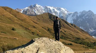 Med udsigt til Shkhara bjerget, som er Georgiens højeste bjerg. Foto Lone V. Andersen