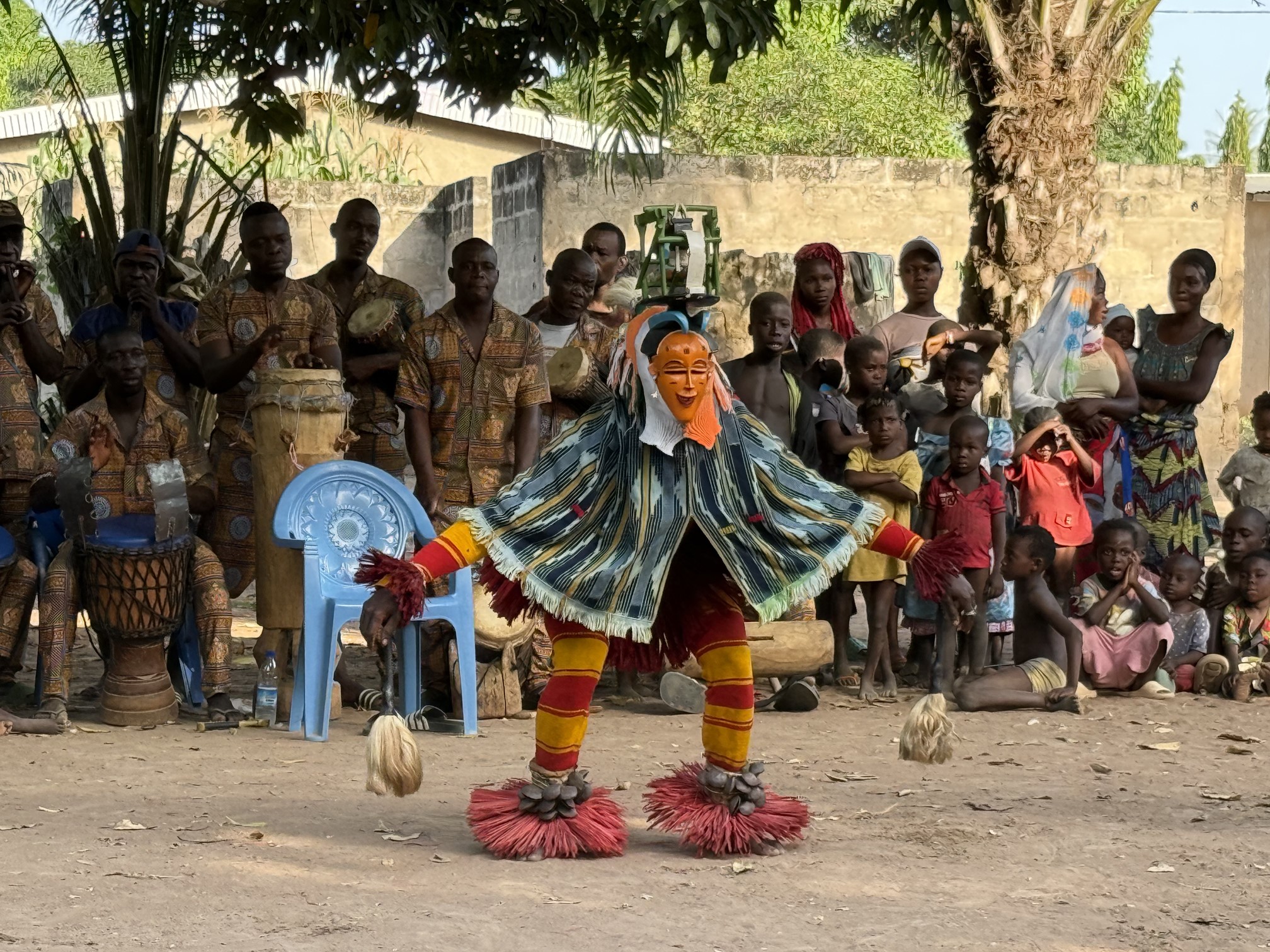 Guro-folket fremviser deres hæsblæsende Zaouli-dans. Foto Anja Schmidt 