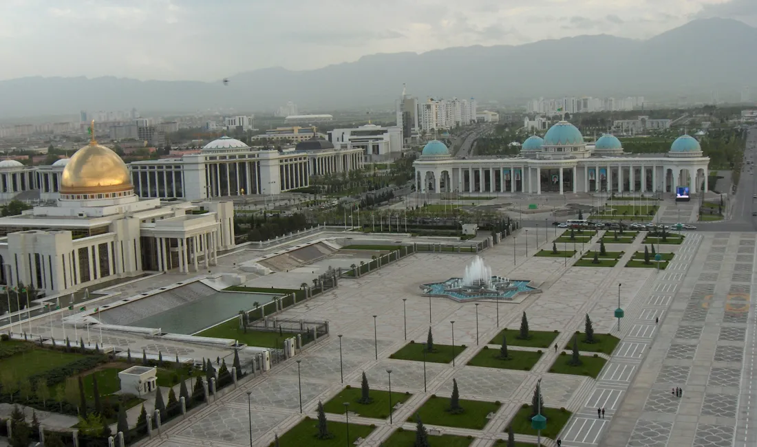 Der er mere end 500 bygninger af hvid marmor i Turkmenistans hovedstad Ashgabat. Foto Kirsten Gynther Holm