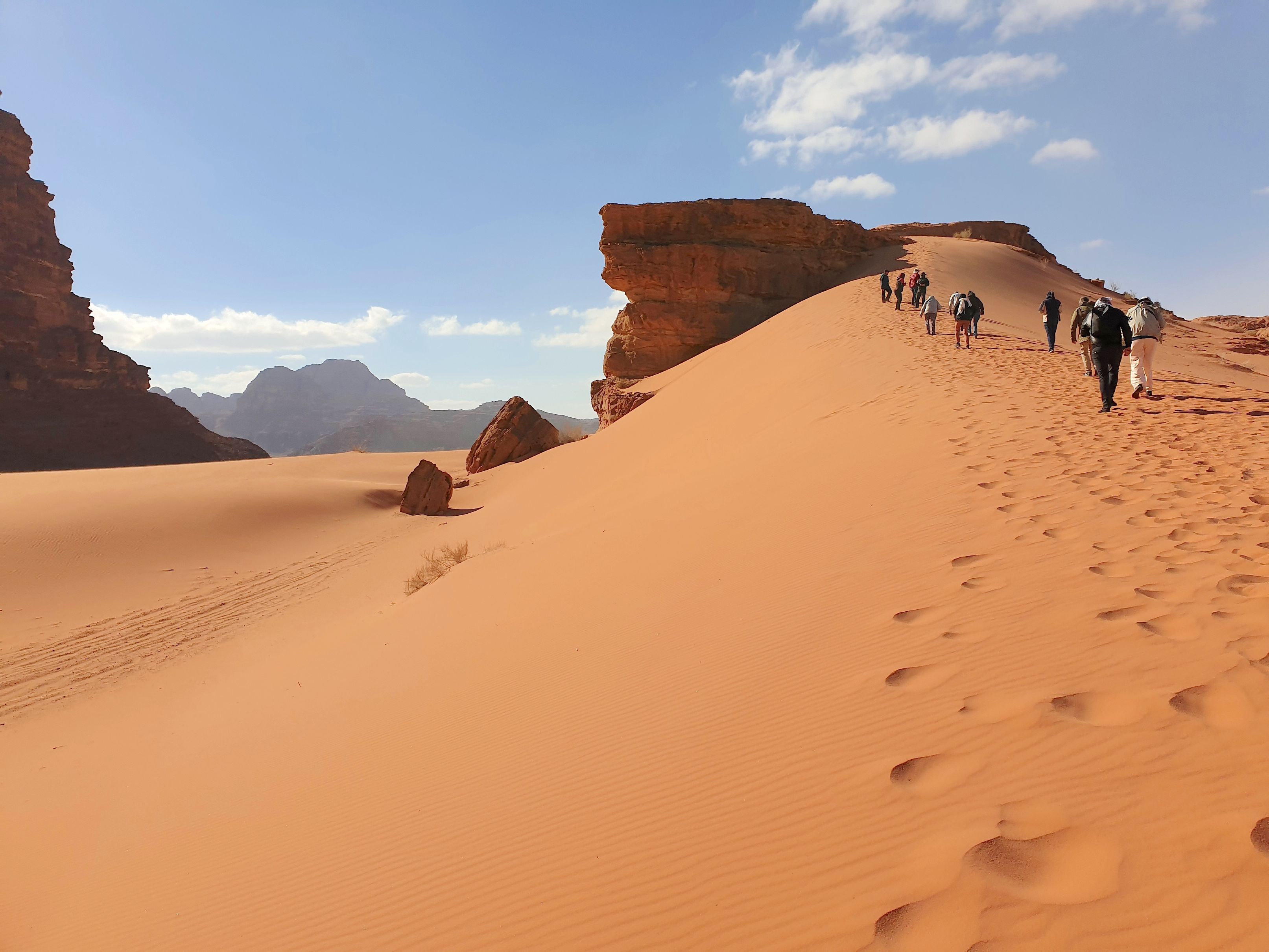 Vi udforsker Wadi Rum ørkenen, som ligger i den sydlige del af Jordan og består af imponerende panorama landskaber. Foto Hanne Christensen