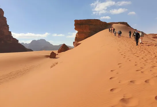 Vi udforsker Wadi Rum ørkenen, som ligger i den sydlige del af Jordan og består af imponerende panorama landskaber. Foto Hanne Christensen
