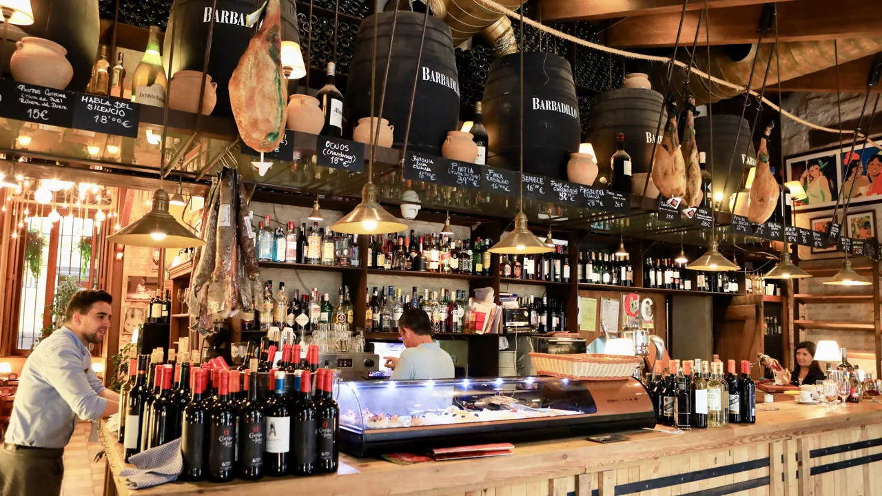 Tapas barerne ligger tæt i Sevilla. Foto Anders Stoustrup