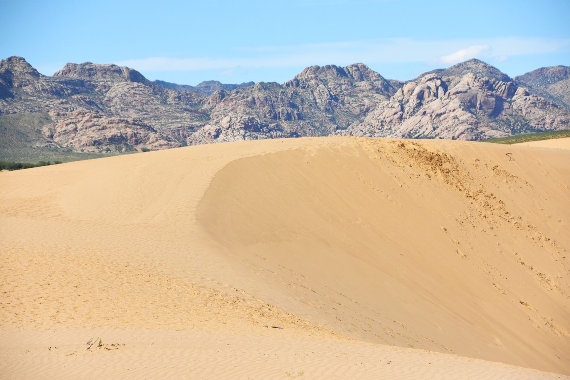 Sandklitter og granitbjerge ved Khustain Nuruu Nationalpark. Foto Ulla Dons