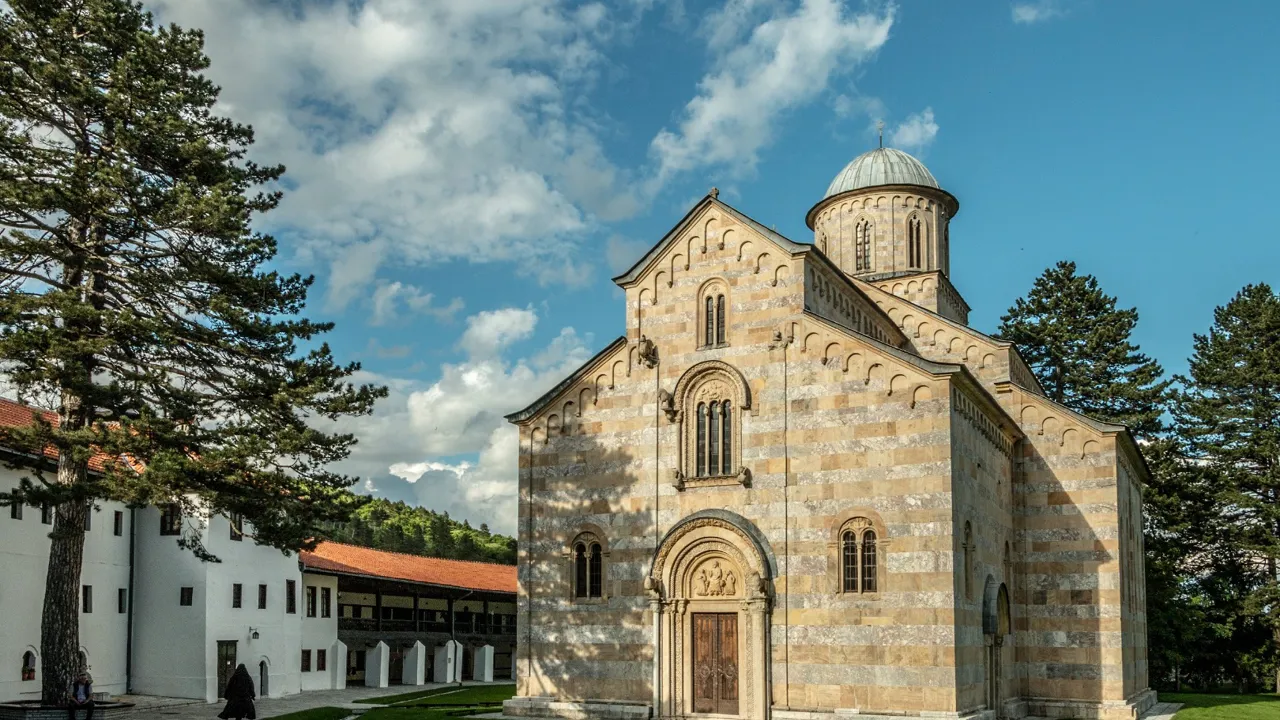 I Kosovo ser vi det imponerende serbisk-ortodokse kloster Visoki Dečani. Foto Dragan Radosavljevic