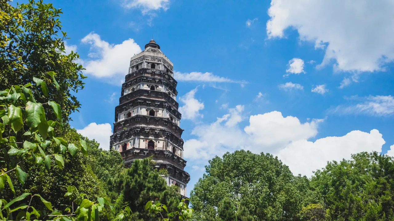 På en vandretur op til Tiger Hills, ser vi den gamle pagode, som er et symbol på Suzhous rige historie. Foto Viktors Farmor