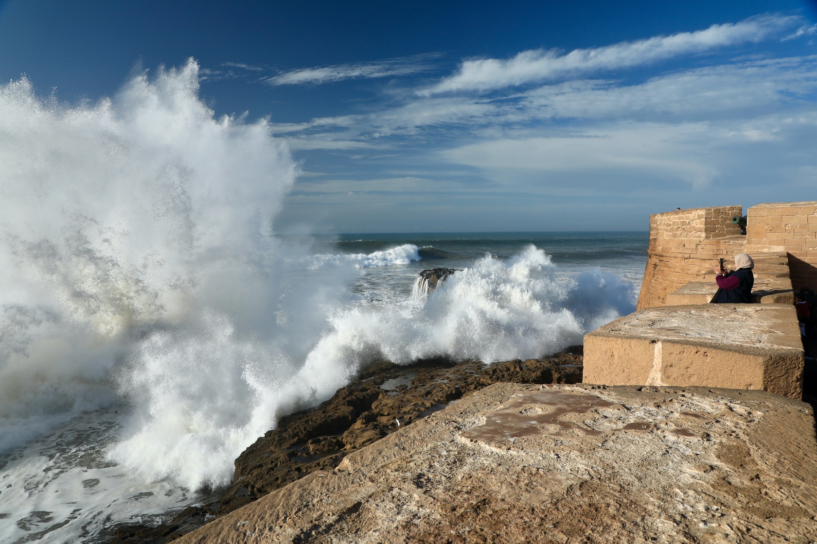 Bølgerne kan blive ganske store, når de rammer Essaouiras bymure. Foto Anders Stoustrup 