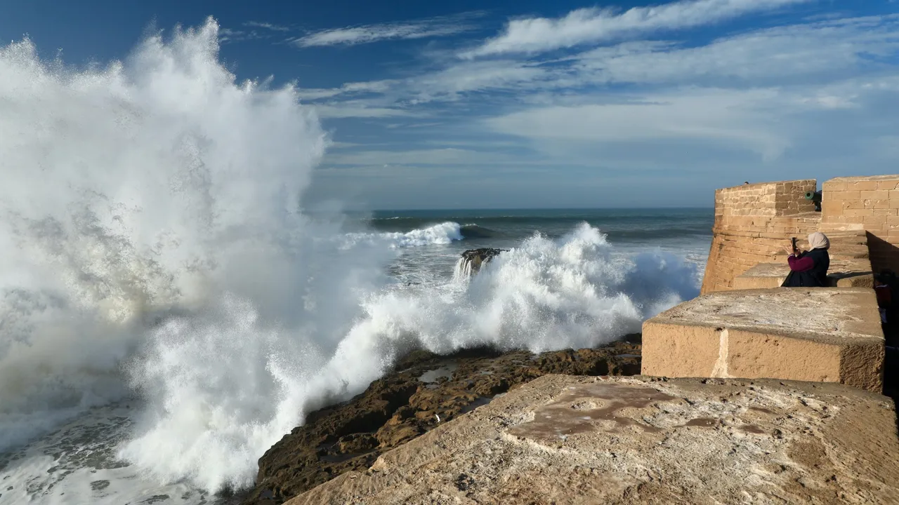 Bølgerne kan blive ganske store, når de rammer Essaouiras bymure. Foto Anders Stoustrup