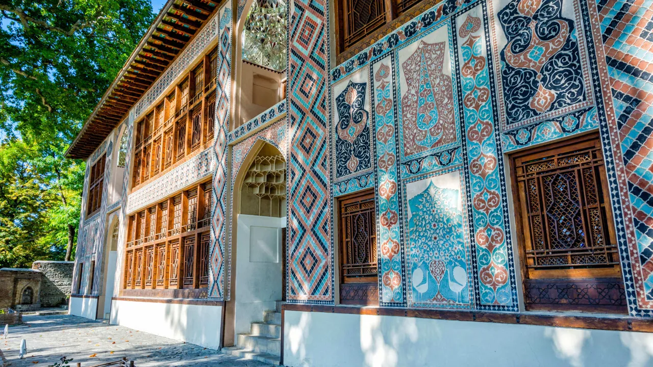 Det persiske fyrstepalads i sheki er smukt udsmykket med vægmalerier og glasmosaikker. Foto Viktor Farmor