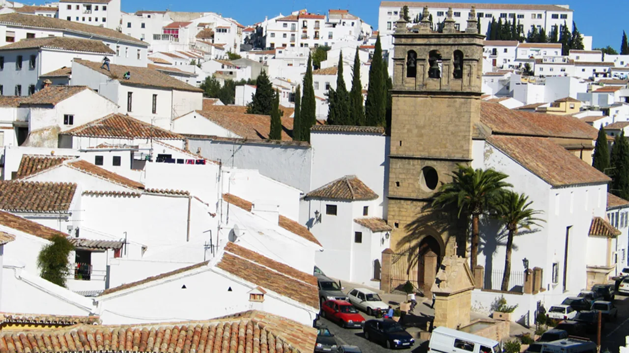 Hvidkalkede landsbyer ligger som perler på en snor i denne del af Andalusien. Foto Esben Gynther