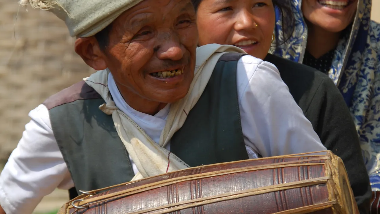 Nepalserne elsker at synge og spille. Foto Viktors Farmor