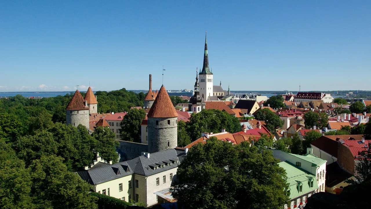 I Tallinns gamle bydel kan man støde på smukke udsigtspunkter som dette. Foto Viktors Farmor