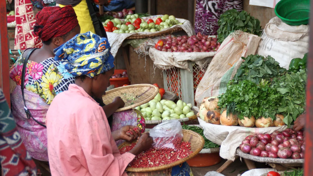 Man kan let blive fristet af de mange grøntsager på markedet i Kigali. Foto Michael Andersen